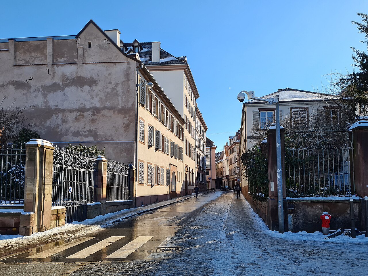 La place Broglie, vue depuis la rue de la Comédie, où se trouve le Café Broglie