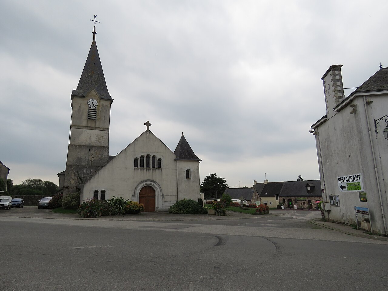 Le bourg de Monteneuf et son église, Morbihan