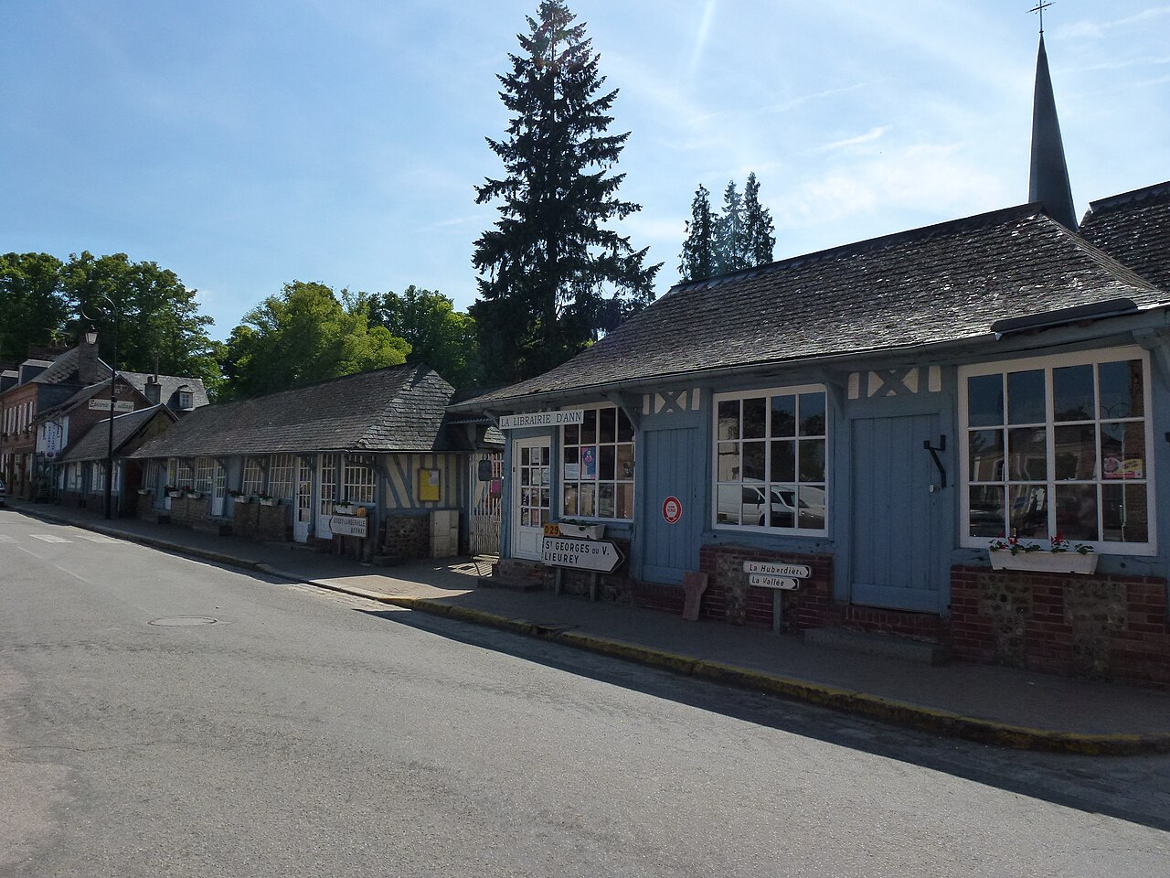 La rue principale de Giverville, Eure
