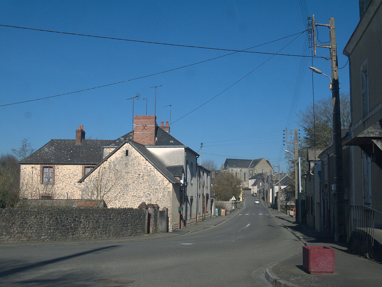 La rue principale de Voutré, Mayenne